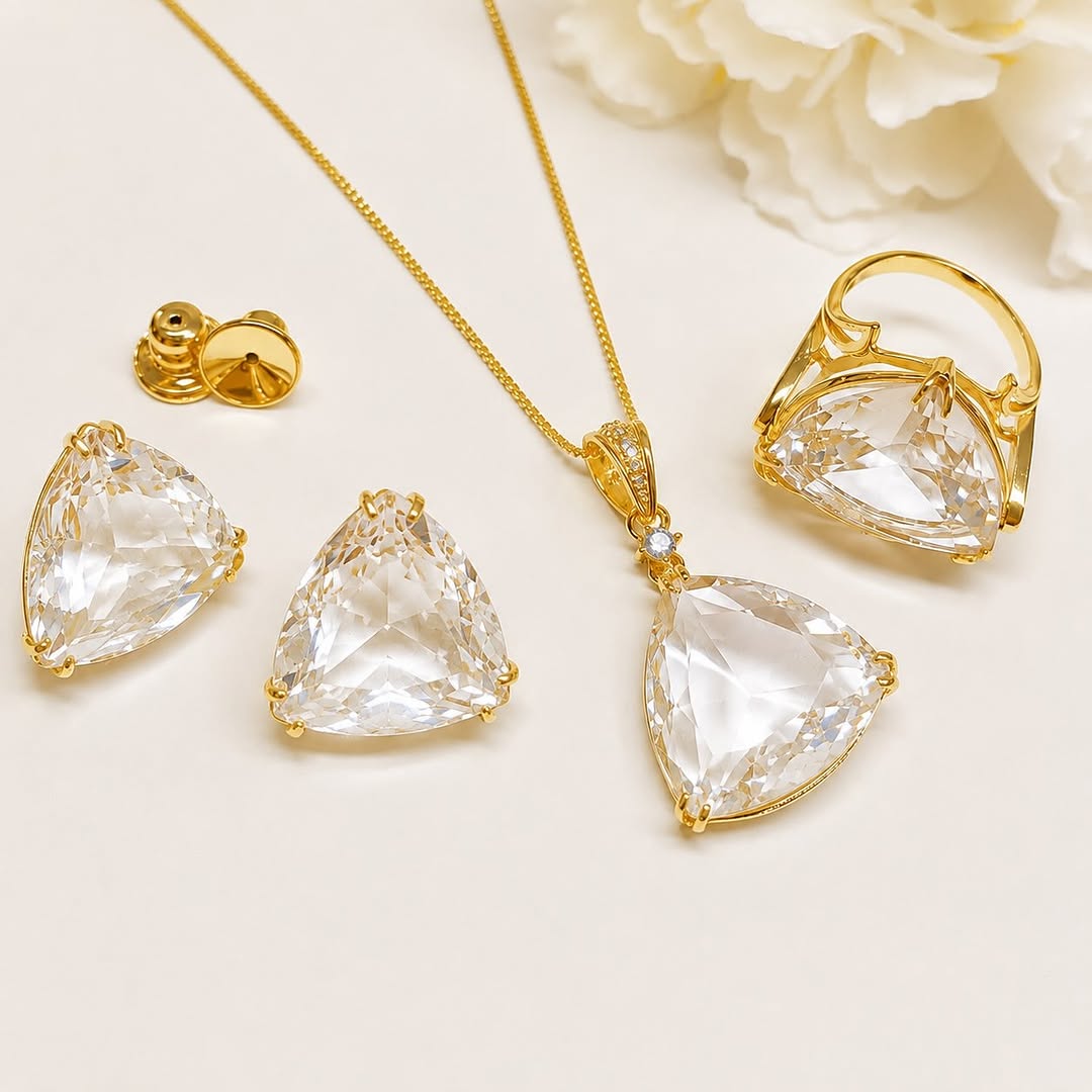 Conjunto dourado com cristais em formato triangular